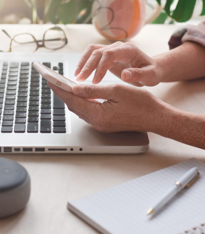 woman-sitting-at-desk-with-laptop-computer-and-vir-2025-03-12-21-27-14-utc